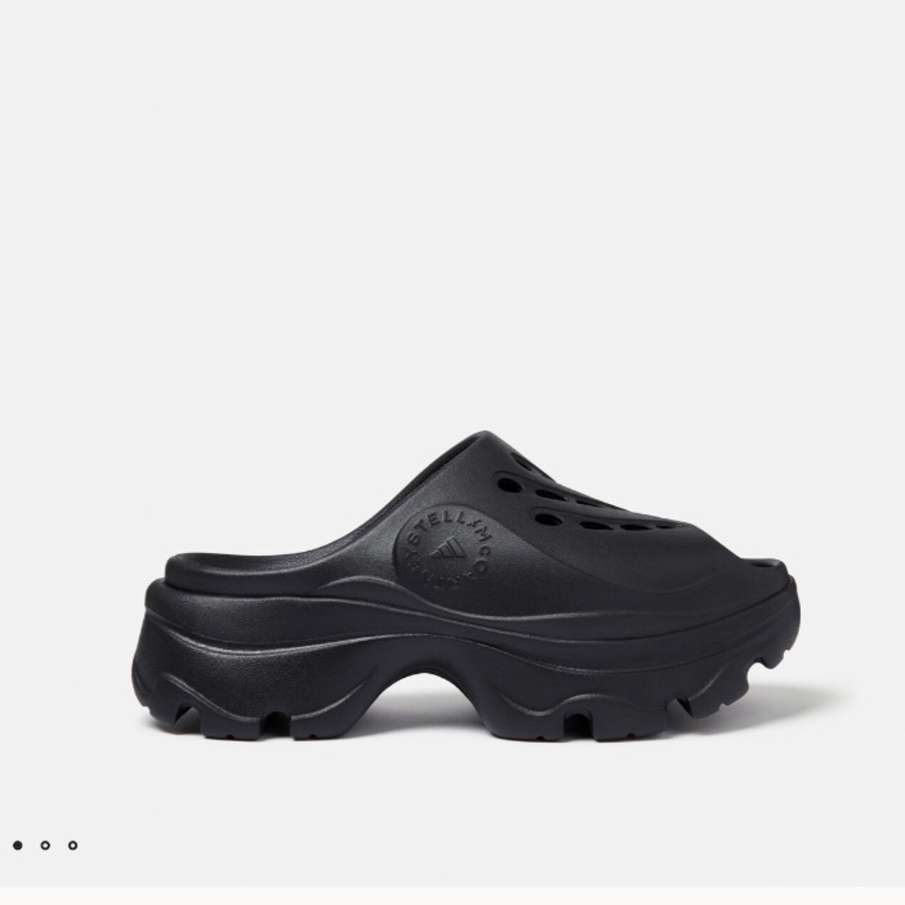 Stella McCartney x Adidas Logo Clogs in Jet Black